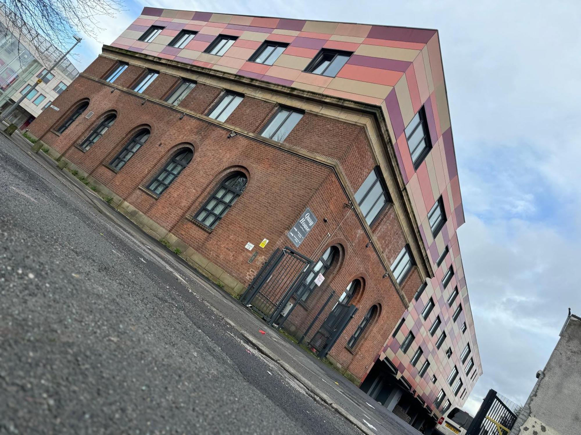 Quay House - Salford - 2Bdr Sleeps 7, Spacious & Quiet - Free Parking - Close To City Centre, Manchester United & The Lowry, Manchester